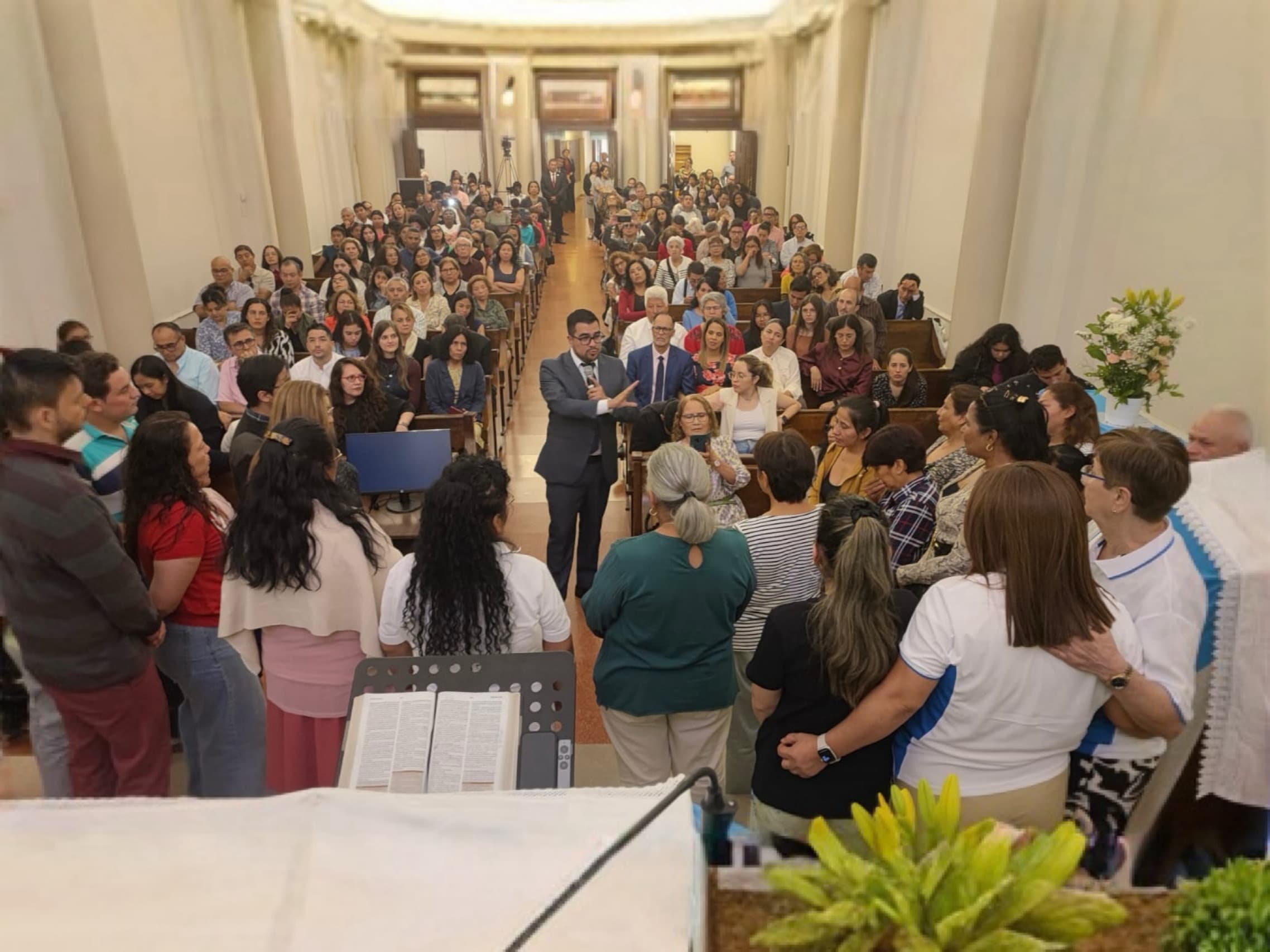 Anthony Araujo predicando frente a una congregación reunida en un templo.