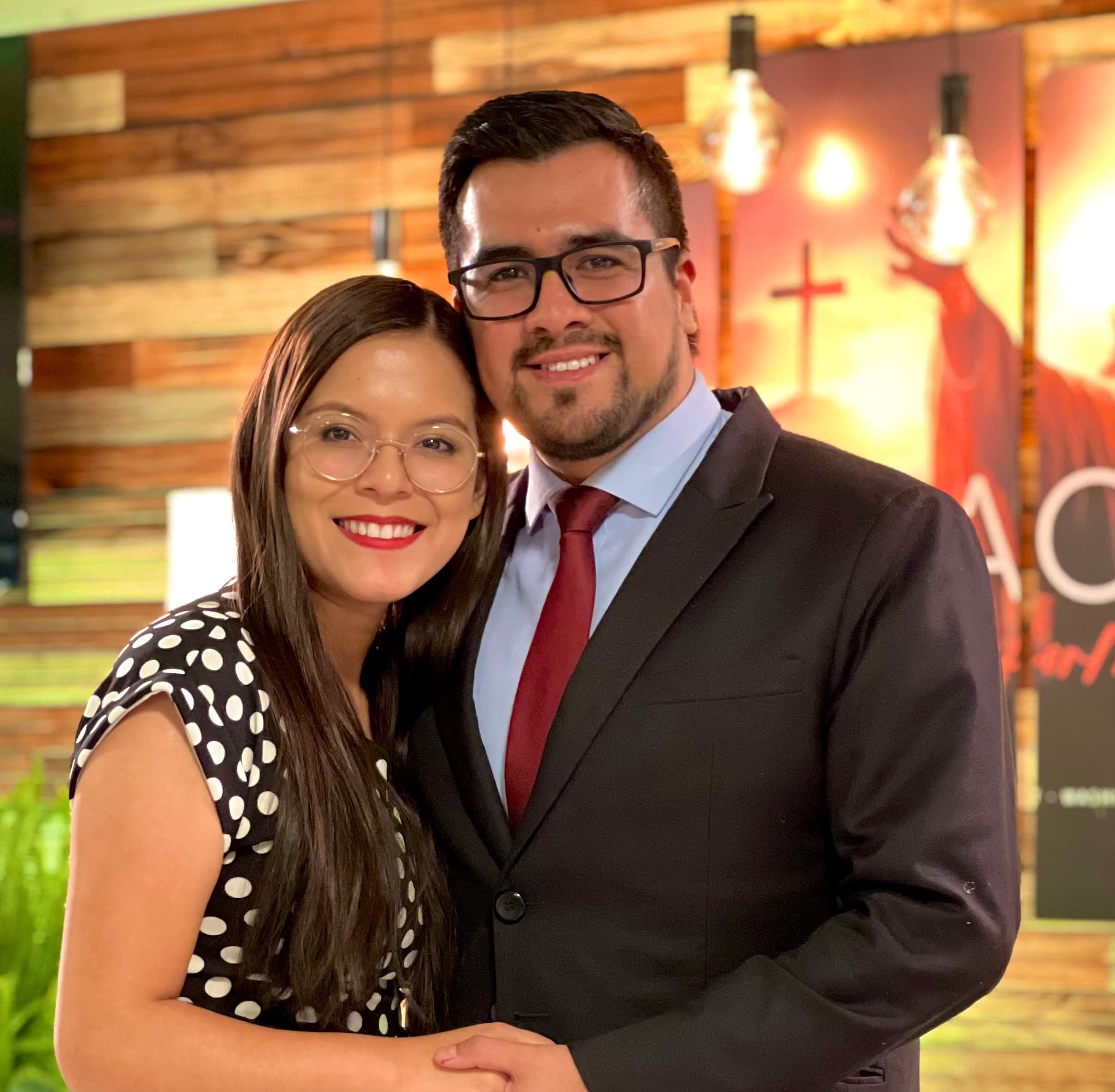 Anthony Araujo junto a su esposa, Hillary Jaimes.