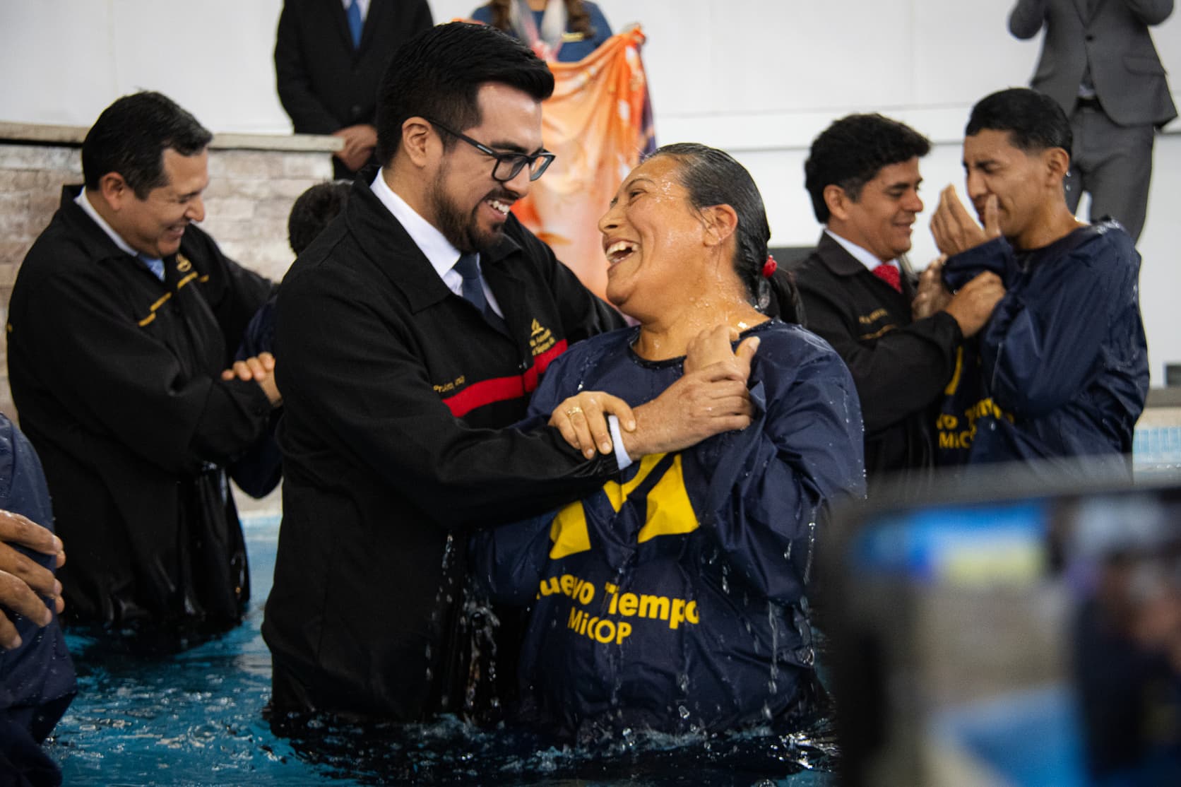 Anthony Araujo acompañando un bautismo
