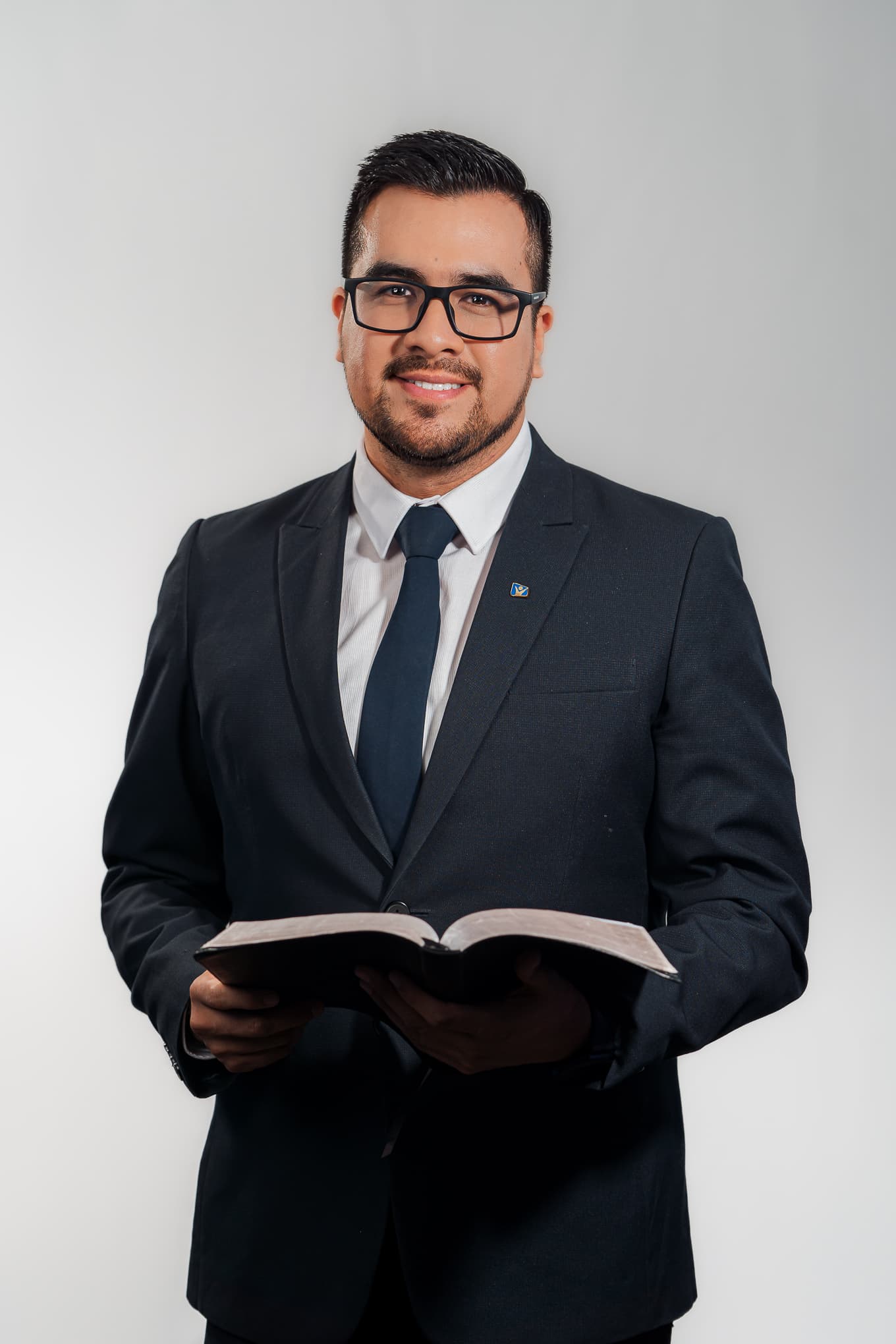 Anthony Araujo sosteniendo la Biblia abierta